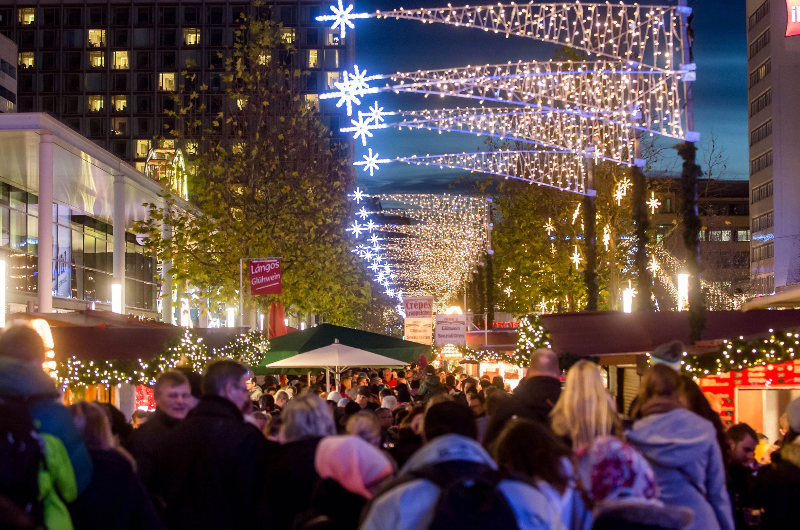 Menschen auf dem Weihnachtsmarkt