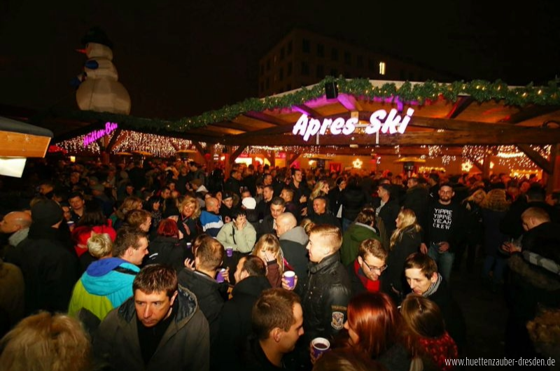 Menschen feiern beim Dresdner Hüttenzauber