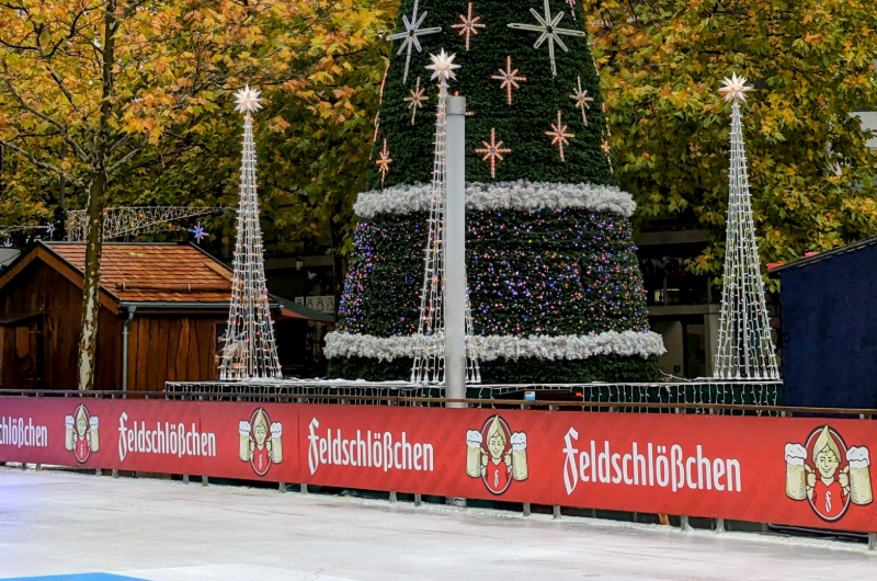 Eislaufbahn mit Feldschlößchen Banner