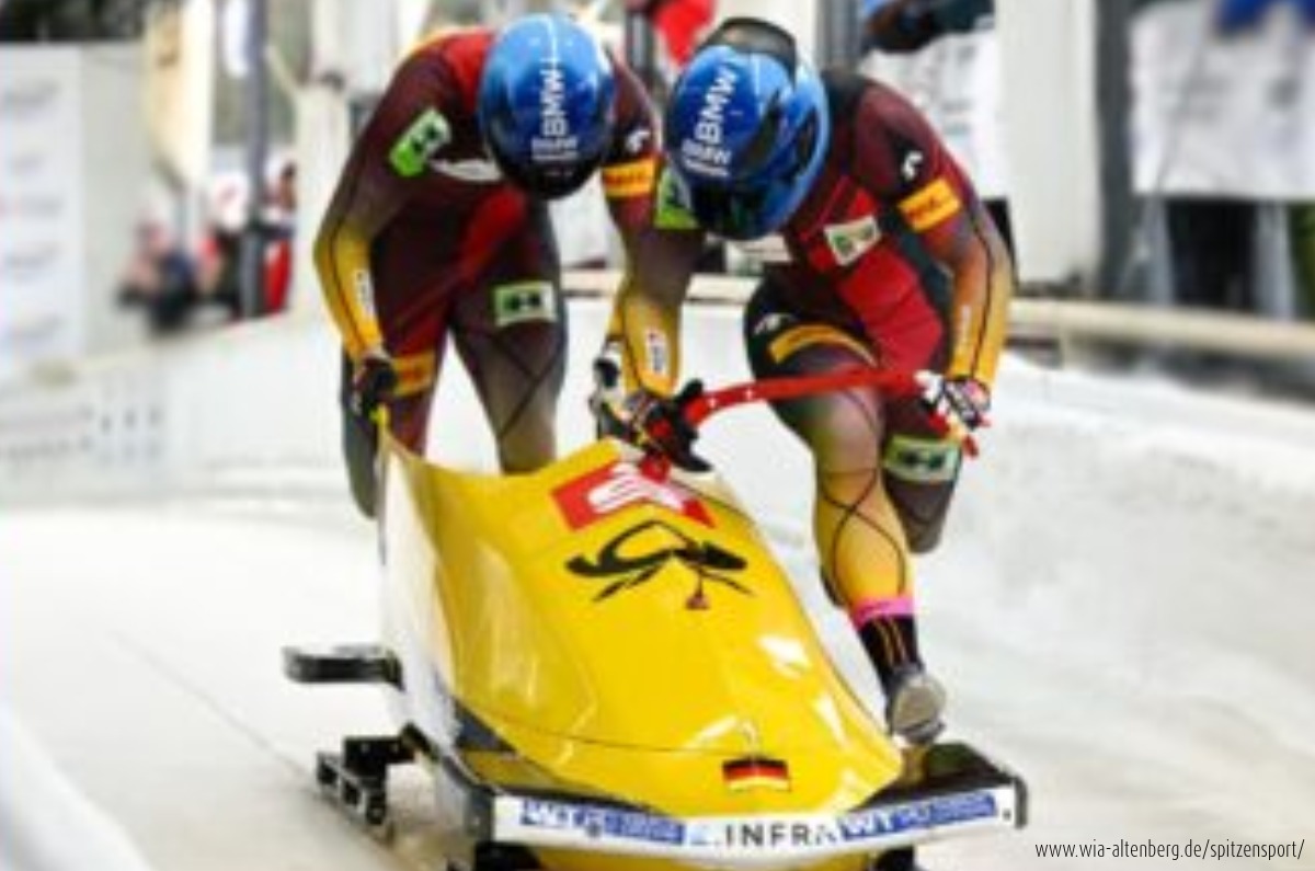Bobteam beim Einsteigen