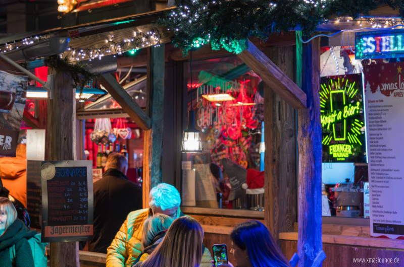Menschen vor einem Glühweinstand