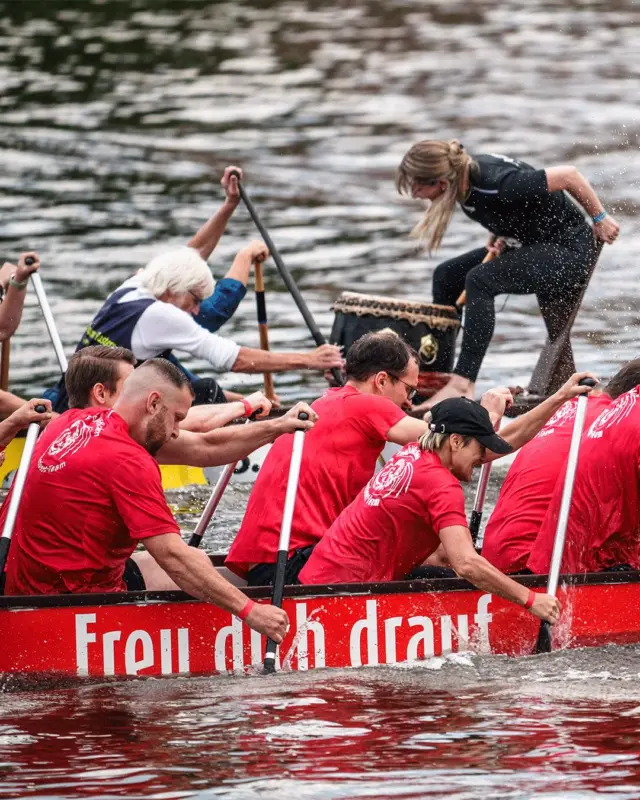 In 3 Tagen ist es soweit Zwei Tage. 🚣‍♂️🔥

Beim Drachenboot-Festival geht es um Teamgeist, Ehrgeiz und den gemeinsamen Kampf bis zur Ziellinie.

Wir freuen uns, auch 2026 wieder dabei zu sein und mit euch ein Wochenende voller Sport, Emotionen und Gänsehautmomente zu erleben.

📅 19.–20.06.2026 📍 Dresden Blaues Wunder 

Wir sehen uns am Wasser.

#drachenboot #drachenbootfestival #feldschlösschen #team #fun